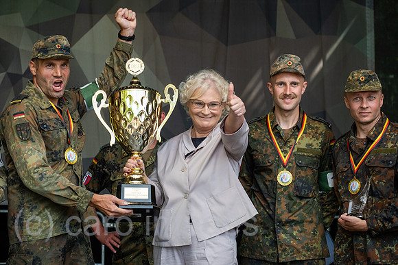 Deutschland, Warendorf - Christine Lambrecht, Bundesministerin der Verteidigung (SPD) beim Tag der Bundeswehr mit den Siegern der Deutschen Reservisten Meisterschaft