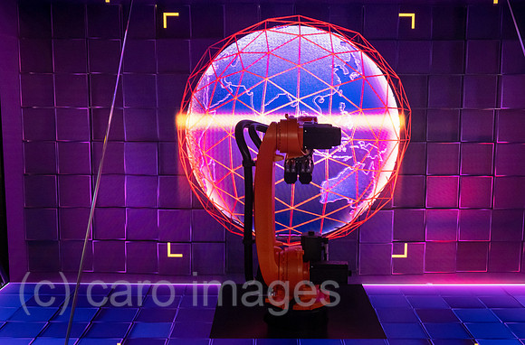 Deutschland, Hannover - Hannover-Messe, SAP-Messestand mit einem Kuka-Roboterarm als Teil einer Lightshow