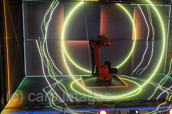 Deutschland, Hannover - Hannover-Messe, SAP-Messestand mit einem Kuka-Roboterarm als Teil einer Lightshow