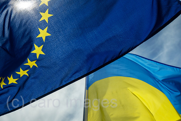 Deutschland, Bremen - EU-Flagge und Ukrainische Flagge bei einer Demonstration