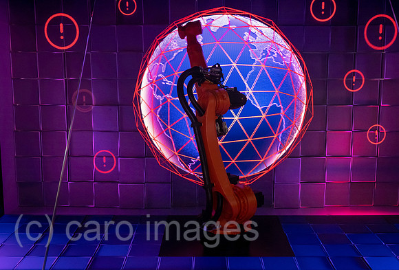 Deutschland, Hannover - Hannover-Messe, SAP-Messestand mit einem Kuka-Roboterarm als Teil einer Lightshow