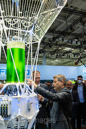Deutschland, Hannover - Bundesminister fuer Wirtschaft und Klimaschutz und Vizekanzler Robert Habeck (Buendnis 90/Die Gruenen) bei FESTO (Hannover-Messe)