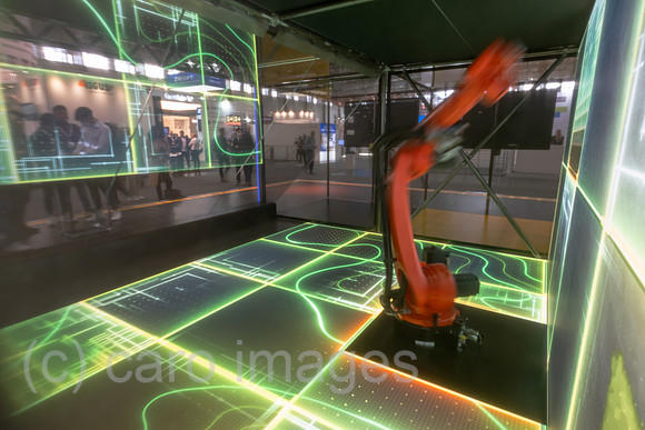Deutschland, Hannover - Hannover-Messe, SAP-Messestand mit einem Kuka-Roboterarm als Teil einer Lightshow