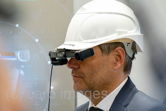 Deutschland, Hannover - Bundesminister fuer Wirtschaft und Klimaschutz und Vizekanzler Robert Habeck (Buendnis 90/Die Gruenen) mit Smart Glasses von Pepperl + Fuchs (Hannover-Messe)