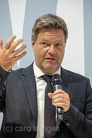 Deutschland, Hannover - Bundesminister fuer Wirtschaft und Klimaschutz und Vizekanzler Robert Habeck (Buendnis 90/Die Gruenen), Hannover-Messe Podium seines Ministeriums