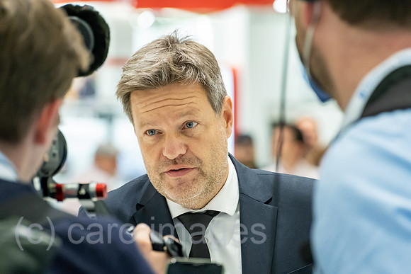 Deutschland, Hannover - Bundesminister fuer Wirtschaft und Klimaschutz und Vizekanzler Robert Habeck (Buendnis 90/Die Gruenen), Fernseh-Interview bei der Hannover-Messe