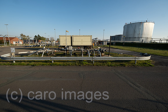 Deutschland, Barenburg - Erdoelfeld Barenburg von ExxonMobil Production Deutschland GmbH, rechts: Hochtanks mit Reinoel
