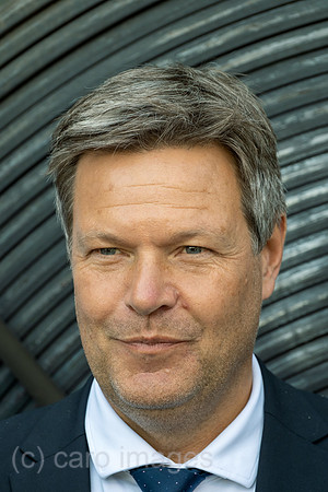 Deutschland, Bremen - Bundesminister fuer Wirtschaft und Klimaschutz und Vizekanzler Robert Habeck (Buendnis 90/Die Gruenen), PK bei ArcelorMittal Bremen GmbH, Thema Gruener Stahl aus Bremen
