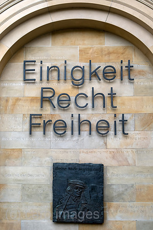 Deutschland, Hannover - Auszug der Deutschen Nationalhymne und Relief von August Heinrich Hoffmann von Fallersleben an Aussenwand des Niedersaechsischen Landtags