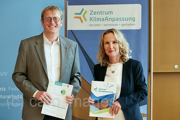 Berlin, Deutschland - Bundesumweltministerin Steffi Lemke und Jens Hasse vom Zentrum KlimaAnpassung.