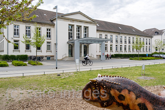 Deutschland, Hannover - Niedersaechsische Staatskanzlei, Sitz der Landesregierung und Modell eines Dinosauriers des Landesmuseum Hannover gegenueber