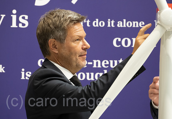 Deutschland, Hannover - Bundesminister fuer Wirtschaft und Klimaschutz Robert Habeck (Buendnis 90/Die Gruenen) besucht Siemens energybei der Hannover-Messe