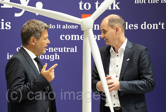 Deutschland, Hannover - Bundesminister fuer Wirtschaft und Klimaschutz Robert Habeck (Buendnis 90/Die Gruenen) mit Tim Holt Vorstandsmitglied Siemens energy AG bei der Hannover-Messe