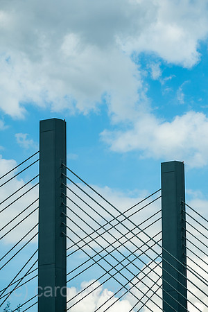 Deutschland, Bremen - Brueckenpfeiler einer Haengebruecke einer Stadtautobahn