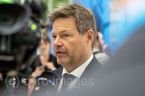 Deutschland, Hannover - Bundesminister fuer Wirtschaft und Klimaschutz und Vizekanzler Robert Habeck (Buendnis 90/Die Gruenen), Fernseh-Interview bei der Hannover-Messe