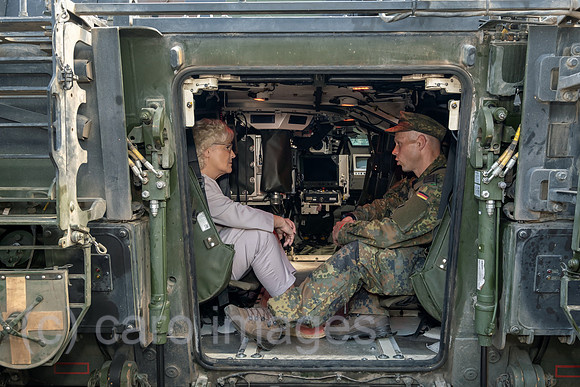 Deutschland, Warendorf - Christine Lambrecht, Bundesministerin der Verteidigung (SPD) beim Tag der Bundeswehr mit Soldat in einem Puma Schuetzenpanzer