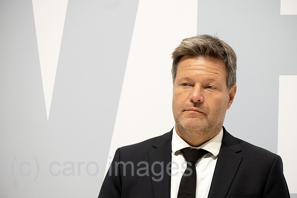 Deutschland, Hannover - Bundesminister fuer Wirtschaft und Klimaschutz und Vizekanzler Robert Habeck (Buendnis 90/Die Gruenen), Hannover-Messe Podium seines Ministeriums
