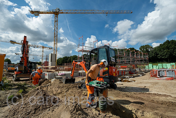 Deutschland, Bremen - Baustelle fuer eine Wohnsiedlung, Bauarbeiter mit Presslufthammer