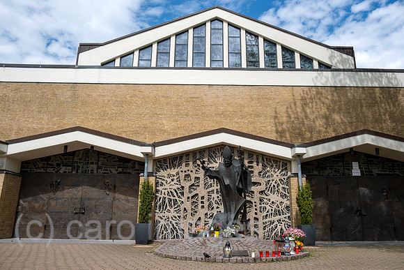 Deutschland, Hannover - Gebauede der Polnischen Katholischen Mission, mittig Skulptur von Papst Johannes Paul II