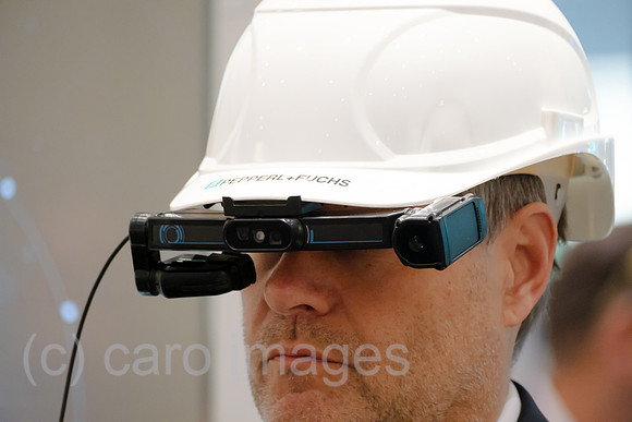 Deutschland, Hannover - Bundesminister fuer Wirtschaft und Klimaschutz und Vizekanzler Robert Habeck (Buendnis 90/Die Gruenen) mit Smart Glasses von Pepperl + Fuchs (Hannover-Messe)