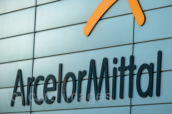 Deutschland, Bremen - Logo von ArcelorMittal an Gebaeude des Bremer Stahlwerks