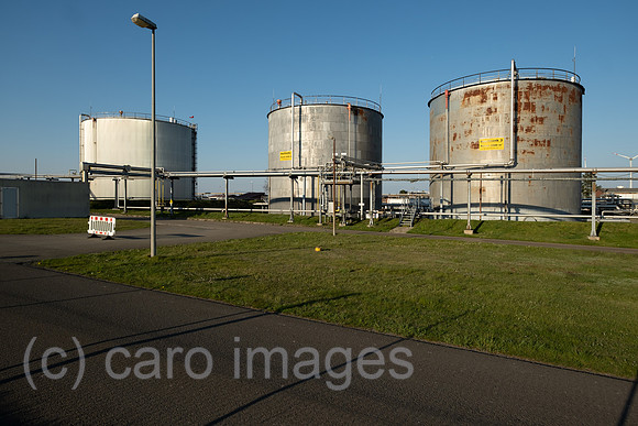 Deutschland, Barenburg - Erdoelfeld Barenburg von ExxonMobil Production Deutschland GmbH, Hochtanks mit Reinoel