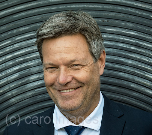 Deutschland, Bremen - Bundesminister fuer Wirtschaft und Klimaschutz und Vizekanzler Robert Habeck (Buendnis 90/Die Gruenen), PK bei ArcelorMittal Bremen GmbH, Thema Gruener Stahl aus Bremen