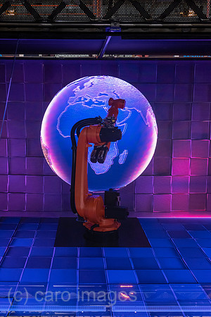 Deutschland, Hannover - Hannover-Messe, SAP-Messestand mit einem Kuka-Roboterarm als Teil einer Lightshow