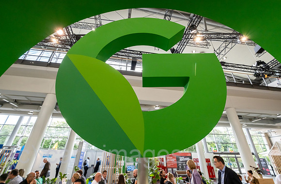 Deutschland, Hannover - Hannover-Messe, Messestand von Google, dahinter Publikum