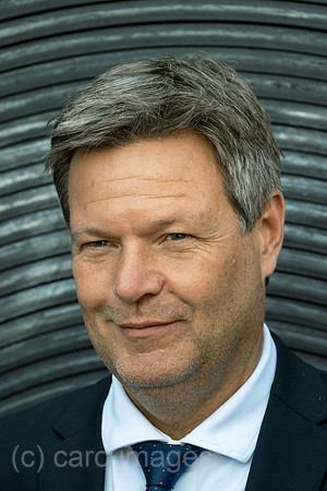 Deutschland, Bremen - Bundesminister fuer Wirtschaft und Klimaschutz und Vizekanzler Robert Habeck (Buendnis 90/Die Gruenen), PK bei ArcelorMittal Bremen GmbH, Thema Gruener Stahl aus Bremen