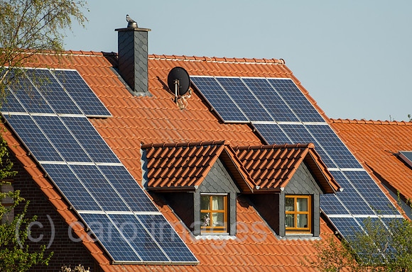 Deutschland, Barenburg - Photovoltaik auf dem Dach eines Einfamilienhauses