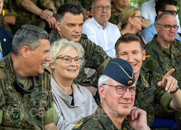 Deutschland, Warendorf - Christine Lambrecht, Bundesministerin der Verteidigung (SPD) beim Tag der Bundeswehr, links: Generalleutnant Markus Laubenthal, rechts: Oberstleutnant Patrick Sensburg MdB