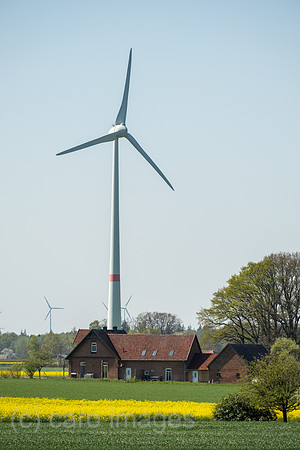 Deutschland, Staffhorst - Windaeder in der Naehe eines Bauernhofs