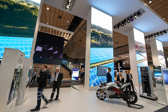 Deutschland, Hannover - Hannover-Messe, Messestand von Phoenix Contact GmbH & Co: Systeme fuer Elektrotechnik, Elektronik und Automation