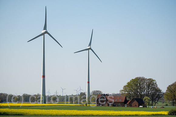 Deutschland, Staffhorst - Windaeder in der Naehe eines Bauernhofs