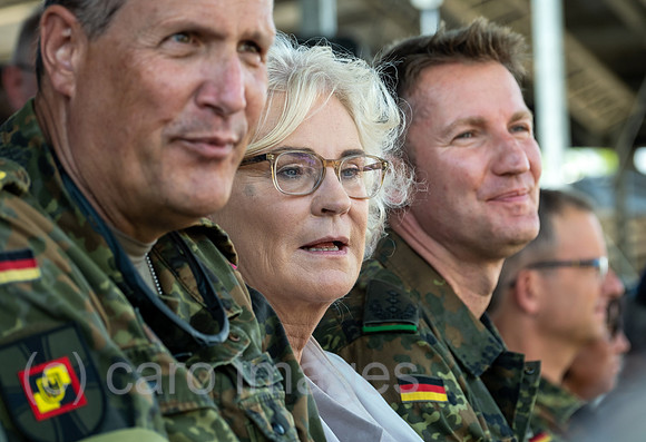 Deutschland, Warendorf - Christine Lambrecht, Bundesministerin der Verteidigung (SPD) beim Tag der Bundeswehr, links: Generalleutnant Markus Laubenthal, rechts: Oberstleutnant Patrick Sensburg MdB