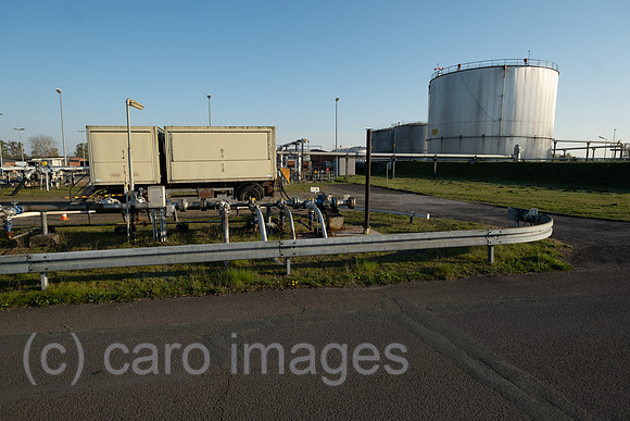 Deutschland, Barenburg - Erdoelfeld Barenburg von ExxonMobil Production Deutschland GmbH, rechts: Hochtanks mit Reinoel