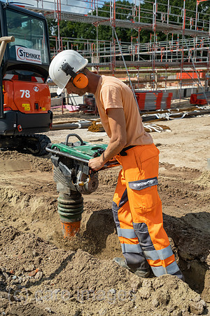 Deutschland, Bremen - Baustelle fuer eine Wohnsiedlung, Bauarbeiter mit Presslufthammer