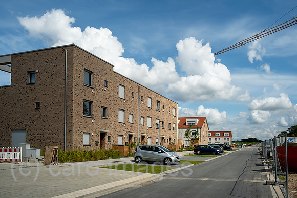 Deutschland, Bremen - Baustelle fuer eine Wohnsiedlung, links bereits fertiggstellte Haeuser