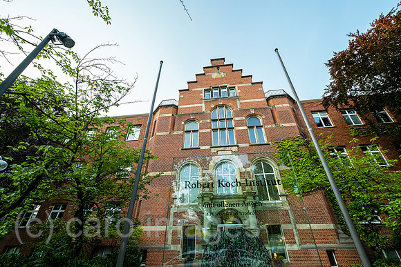 Deutschland, Berlin - Robert-Koch-Institut, Haupteingang des Instituts der Bundesregierung fuer Krankheitsueberwachung und –praevention