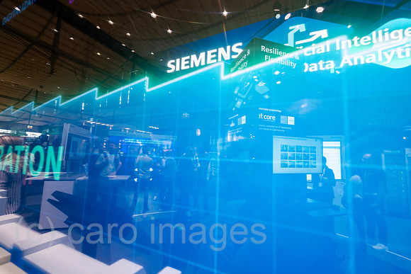 Deutschland, Hannover - Hannover-Messe, Messestand von Siemens
