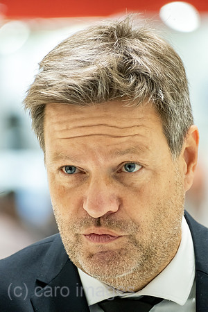 Deutschland, Hannover - Bundesminister fuer Wirtschaft und Klimaschutz und Vizekanzler Robert Habeck (Buendnis 90/Die Gruenen) bei der Hannover-Messe