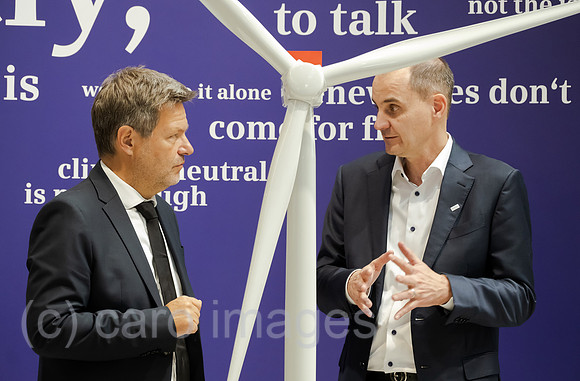 Deutschland, Hannover - Bundesminister fuer Wirtschaft und Klimaschutz Robert Habeck (Buendnis 90/Die Gruenen) mit Tim Holt Vorstandsmitglied Siemens energy AG bei der Hannover-Messe