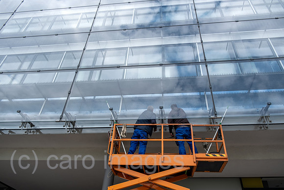 Deutschland, Hannover - Zentrale Nord LB, Norddeutsche Landesbank - Girozentrale, Fensterputzer auf Hebekran