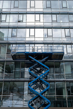 Deutschland, Hannover - Zentrale Nord LB, Norddeutsche Landesbank - Girozentrale, Fensterputzer auf Hebekran