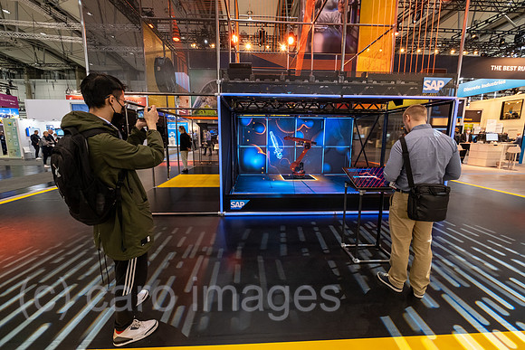 Deutschland, Hannover - Hannover-Messe, SAP-Messestand mit einem Kuka-Roboterarm als Teil einer Lightshow