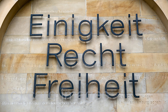 Deutschland, Hannover - Einigkeit, Recht, Freiheit- Auszug der Deutschen Nationalhymne und Schriftzug an Aussenwand des Niedersaechsischen Landtags