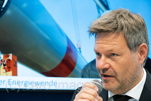 Deutschland, Hannover - Bundesminister fuer Wirtschaft und Klimaschutz und Vizekanzler Robert Habeck (Buendnis 90/Die Gruenen), Hannover-Messe, Messestand von Schleswig-Holstein