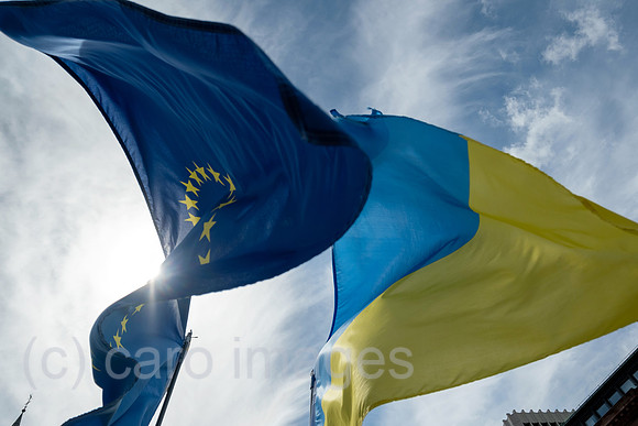 Deutschland, Bremen - EU-Flagge und Ukrainische Flagge bei einer Demonstration
