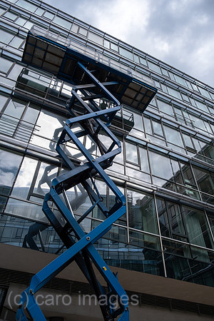 Deutschland, Hannover - Zentrale Nord LB, Norddeutsche Landesbank - Girozentrale, Fensterputzer auf Hebekran